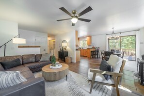 Een televisie en een open haard