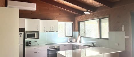 Een koelkast, een microgolfoven, een oven, een kookplaat