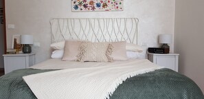 2 Schlafzimmer, Schreibtisch, Bügeleisen/Bügelbrett, Reisekinderbett