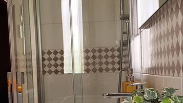 Dusche, Haartrockner, Bidet, Handtücher