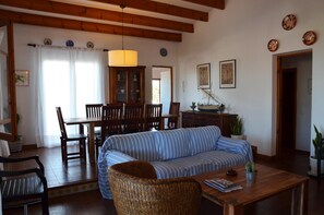 Smart TV, fireplace, DVD player, stereo