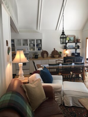 Flat-screen TV, fireplace, books
