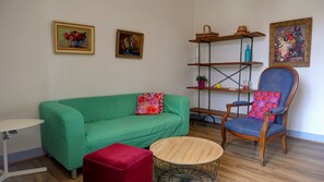 TV - Apartment in the heart of the village • 50 m² terrace (Saint-Paul-Trois-Châteaux)