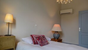 2 bedrooms, iron/ironing board, free WiFi, bed sheets - Apartment in the heart of the village • 50 m² terrace (Saint-Paul-Trois-Châteaux)