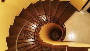 Eine Wendeltreppe mit Holzbodenstufen und Metallgeländern.