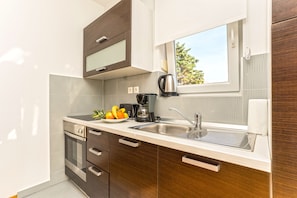 ثلاجة، فرن، موقد طهي مسطح، ماكينة لصنع القهوة/الشاي