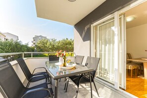 تناول الطعام بالخارج