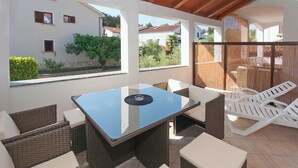 An outdoor patio with a glass-top table, wicker furniture, and white cushioned chairs. - Aida in Poreč - Istrien / Aida in Poreč - 1 Appartement für 4 Personen AP6 (Poreč)