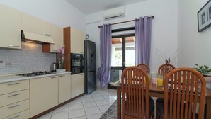 A modern kitchen with a dining area. - Aida in Poreč - Istrien / Aida in Poreč - 1 Appartement für 4 Personen AP6 (Poreč)