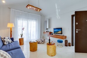 TV, fireplace, books - Ikia Aretousa: Chic design,modern, new built, near sandy beaches, great location (Daratsos)