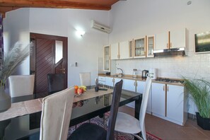 Kühlschrank, Mikrowelle, Wasserkocher mit Kaffee-/Teezubehör, Toaster