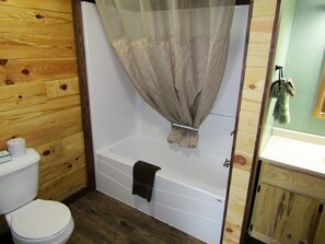 Kombination af bruser/badekar, håndklæder