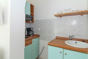 Kühlschrank, Herdplatte, Wasserkocher mit Kaffee-/Teezubehör, Toaster