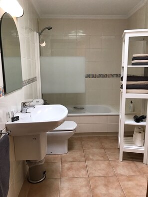 Ducha y bañera combinadas, secador de pelo, toallas y jabón