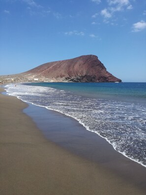 Aan het strand, ligstoelen aan het strand, strandlakens