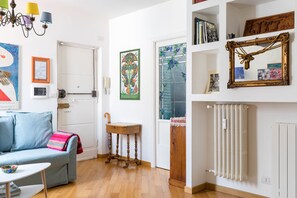 Smart-TV, Bücher, Stereoanlage