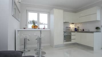 Réfrigérateur, four, plaque de cuisson, bouilloire électrique