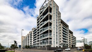 A multi-story residential building with a modern architectural design, featuring balconies and large windows. - Lancefield Quay - SECC & Hydro Arena, parking available (Glasgow)