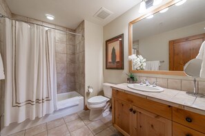 Combined shower/bathtub, towels