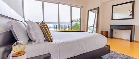 1 slaapkamer, een kluis op de kamer, een bureau