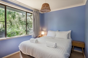 4 bedrooms, travel crib, free WiFi, bed sheets - Pet Friendly,  Fuss Free Quindalup Beach House (Quindalup)