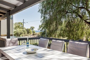 Outdoor dining - Pet Friendly,  Fuss Free Quindalup Beach House (Quindalup)