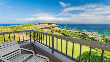 Un balcon avec vue sur l’océan et les bâtiments du complexe hôtelier.