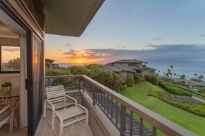 Property grounds - Luxurious remodeled townhouse with gorgeous ocean, island, golf course AND coastal views! (Lahaina)