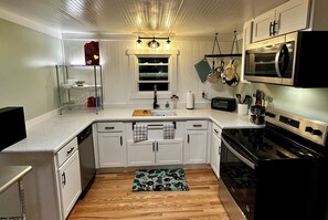 Kjøleskap, mikrobølgeovn, ovn og kokeplater