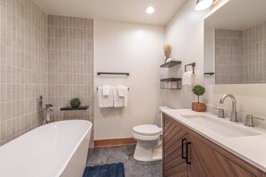 Ensemble douche/baignoire, serviettes fournies