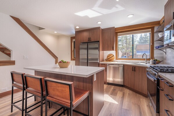 Kjøleskap, mikrobølgeovn, ovn og kokeplater