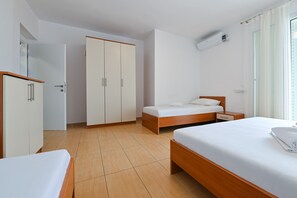 1 chambre, coffres-forts dans les chambres, fer et planche à repasser
