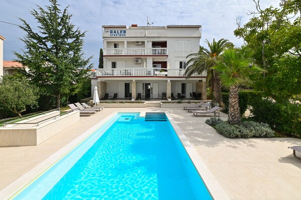 Piscine extérieure, piscine chauffée