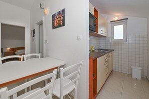 Fridge, microwave, stovetop, electric kettle