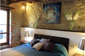 1 bedroom, bed sheets