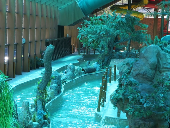 Innendørsbasseng og utendørsbasseng