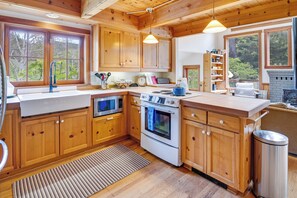 Jääkaappi, mikroaaltouuni, uuni, liesi