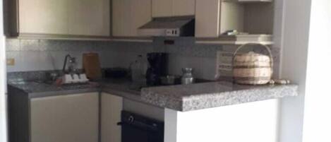 Réfrigérateur, four, cafetière/bouilloire