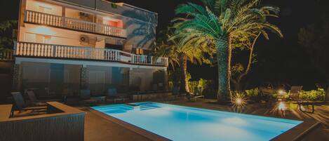 Utomhuspool och uppvärmd pool