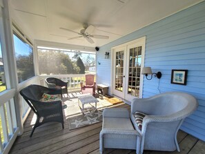 Een televisie en een open haard