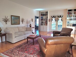 Een televisie en een open haard