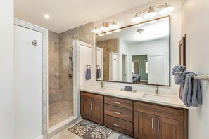 Articles de toilette gratuits, sèche-cheveux, serviettes fournies