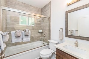 Free toiletries, hair dryer, towels - 4 Bdrm A/C Home Near Golf & Beaches (Princeville)