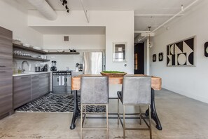 Frigorifero, microonde, forno, piano cottura