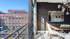 Ein modernes Interieur mit Essbereich, einem großen Spiegel und Blick auf das Ponce City Market Gebäude.