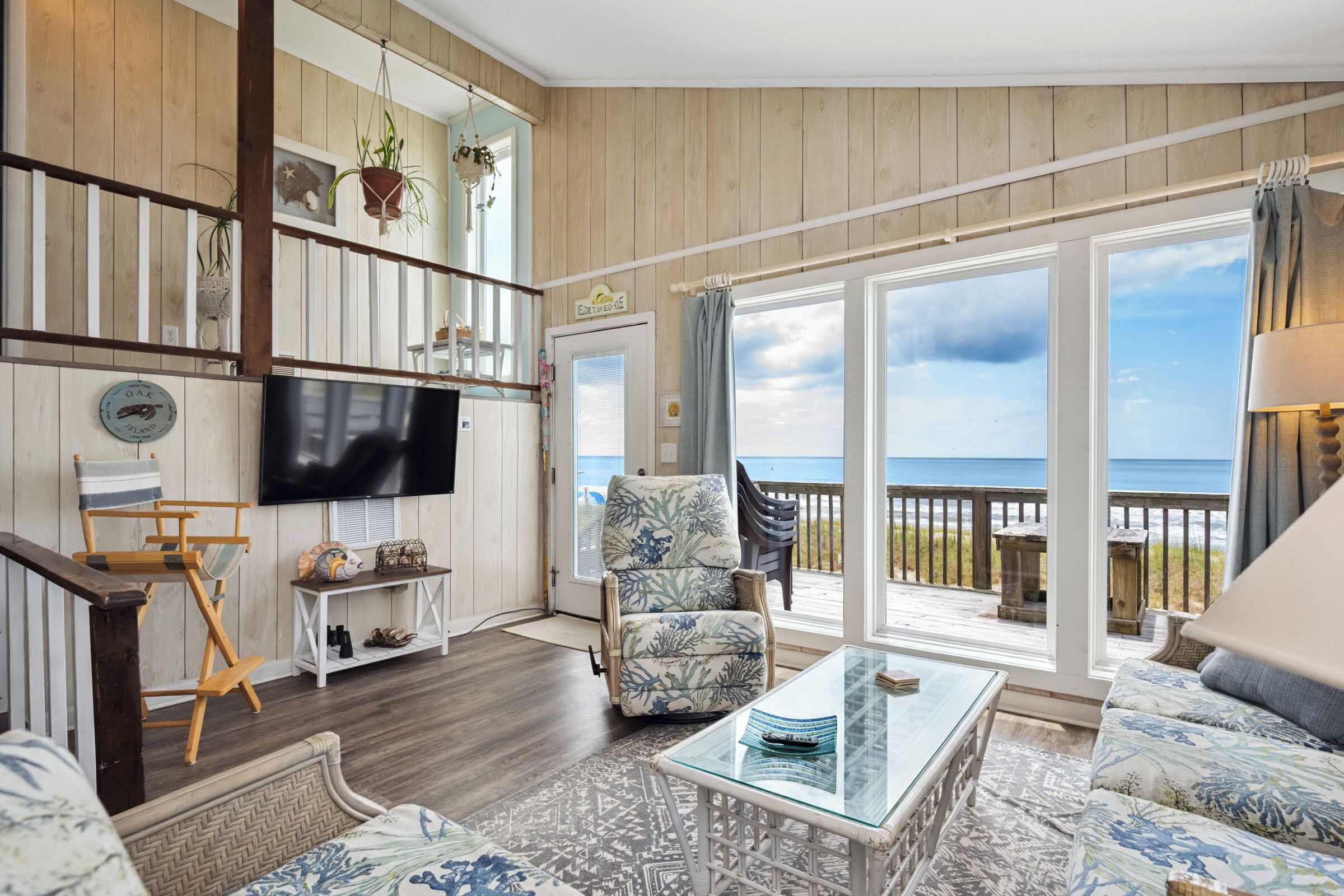 Télévision, lecteur de DVD, livres