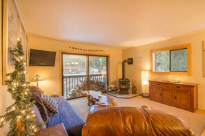 TV, fireplace, DVD player - Palisades Tahoe Getaway - Under the Tram (Olympic Valley)