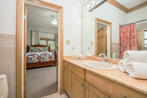 Ensemble douche/baignoire, sèche-cheveux, serviettes fournies, savon