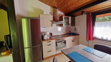 Frigorifero, forno, piano cottura, seggiolone