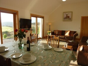 Interior - Exclusive hillside retreat with stunning view and hot tub, ideal for Loch Ness (Drumnadrochit)